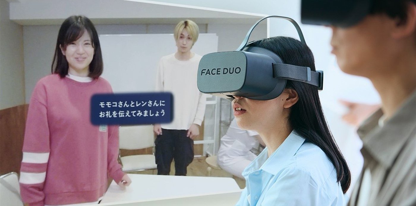 FACEDUO のVRゴーグルを装着してSSTに取り組む様子